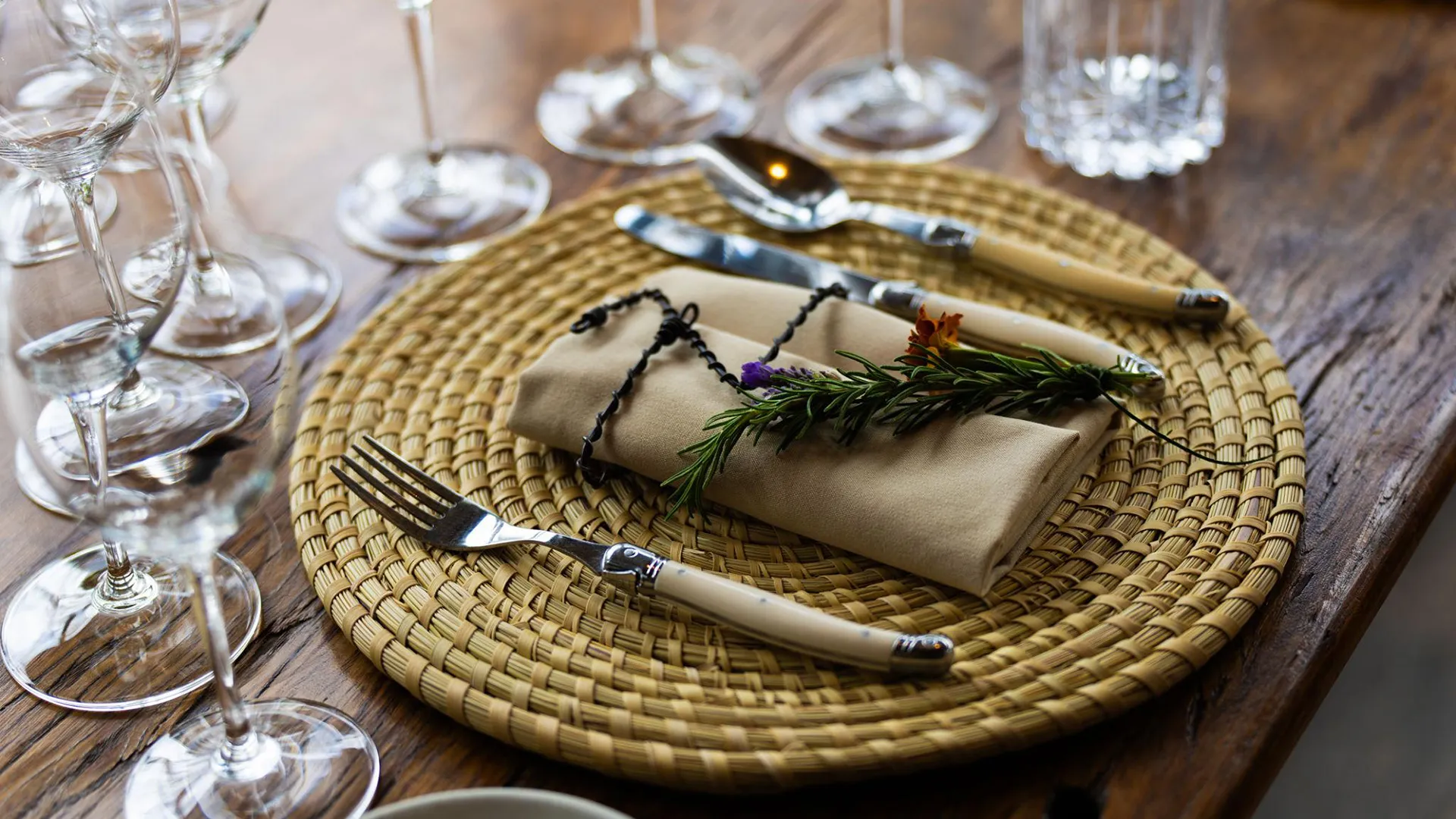 Rattan, Cotton, Wood, and Metal for Table Gifts